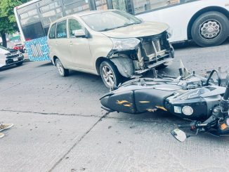 Policía Vial asiste percance desigual entre un vehículo y una motocicleta