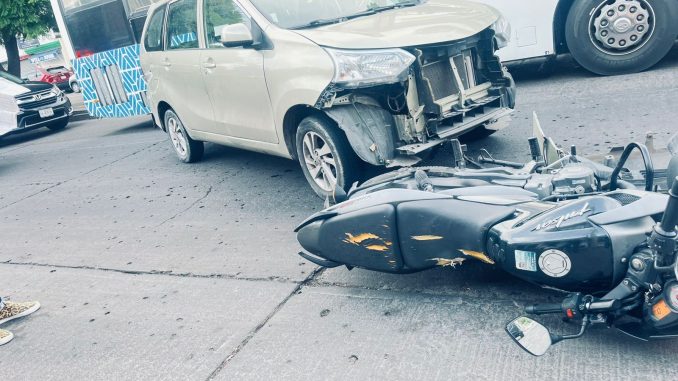 Policía Vial asiste percance desigual entre un vehículo y una motocicleta