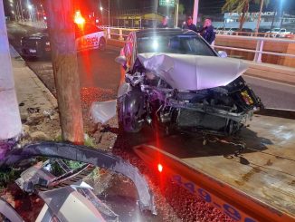 Policía Vial atiende percance contra objeto fijo en Av. Aguascalientes
