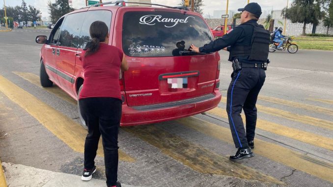 Policía Municipal auxilia a familia cuyo vehículo se averió tras salir del Hospital Hidalgo