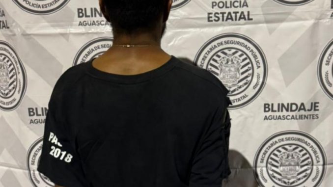 Policías Estatales detienen a sujeto por posesión de sustancias al parecer ilícitas