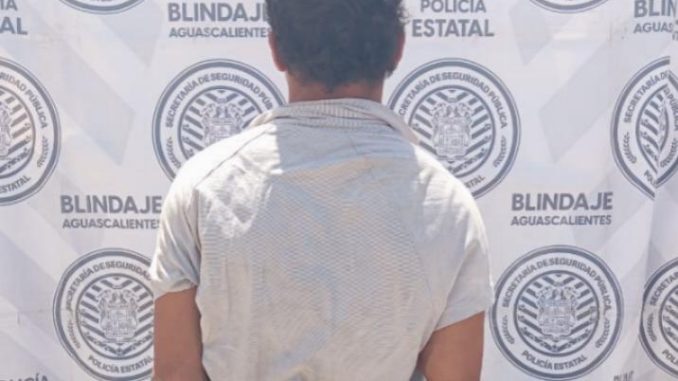 Policías Estatales detienen a sujeto por agresiones verbales y físicas en contra de los oficiales
