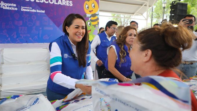 Inicia gobernadora Tere Jiménez con la entrega de útiles, zapatos y mochilas a estudiantes de todo el Estado