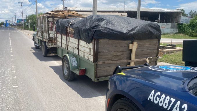 Uniformados de la Policía Estatal de Aguascalientes aseguran remolque que no tenía el número de serie, la placa fue removida