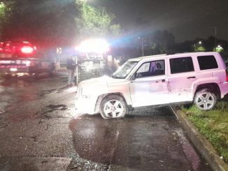 Policía Vial atiende accidente de una camioneta en Av. Aguascalientes