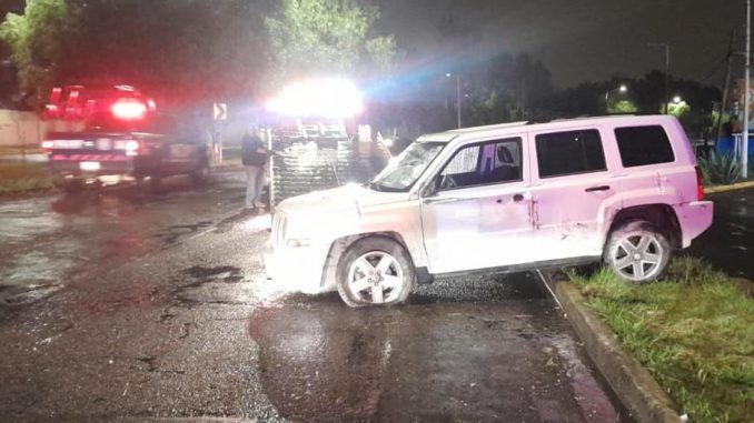 Policía Vial atiende accidente de una camioneta en Av. Aguascalientes