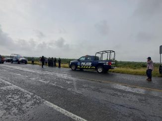 Choque volcadura que se registró sobre carretera estatal número 68 que conduce a la comunidad de La Luz en El Llano fue intervenido por Policías Estatales