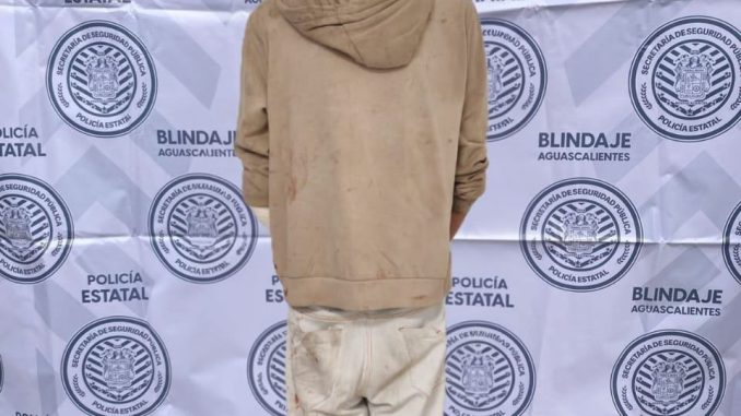 Policías Estatales detienen a sujeto que hizo un boquete en un predio ubicado en el fraccionamiento J. Guadalupe Peralta Gamez