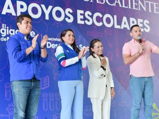 Gobernadora Tere Jiménez entrega útiles escolares, tenis y zapatos a estudiantes de Calvillo