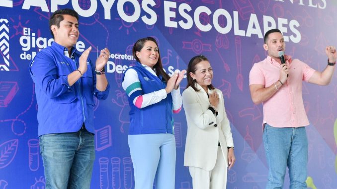 Gobernadora Tere Jiménez entrega útiles escolares, tenis y zapatos a estudiantes de Calvillo