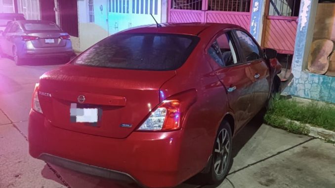 Policía Vial asiste accidente entre un vehículo y un objeto fijo en el fraccionamiento Municipio Libre