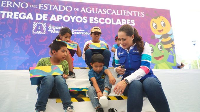 Gobernadora Tere JIménez entrega apoyos escolares a más de 3 mil estudiantes de San José de Gracia y San Francisco de los Romo