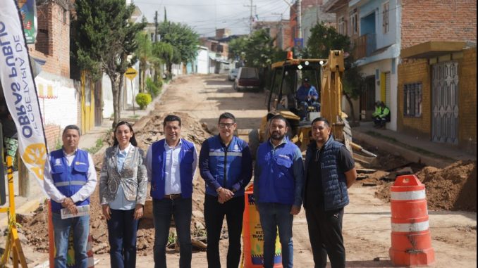 Supervisa Leo Montañez pavimentación de calle Carlos Mares Fuentes