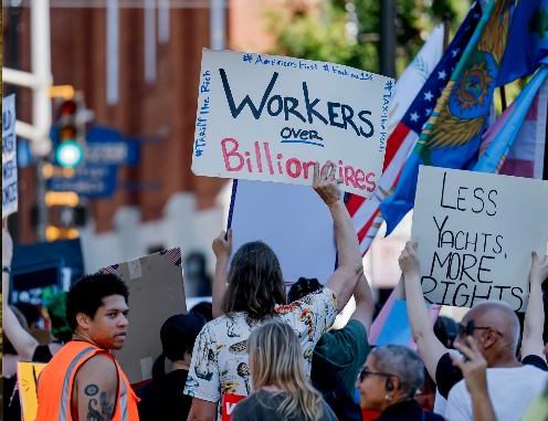 Denuncian que Trump favorece a millonarios con redadas