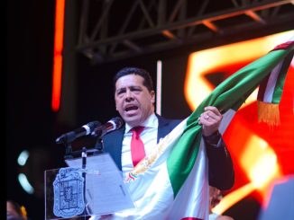 Honra Leo Montañez a los Héroes que nos dieron patria con tradicional Grito de Independencia