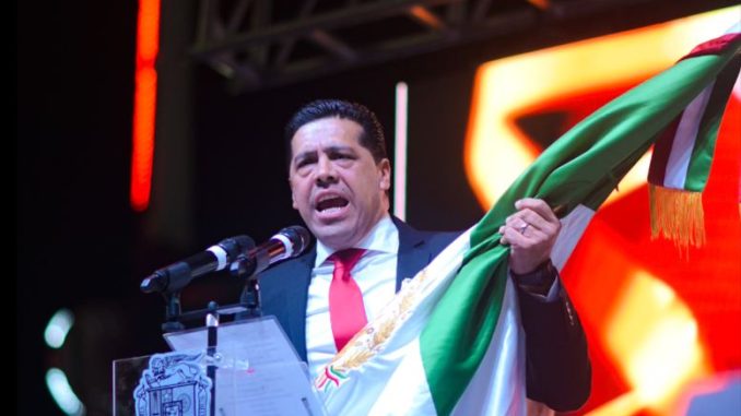 Honra Leo Montañez a los Héroes que nos dieron patria con tradicional Grito de Independencia