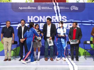 Encabeza Leo Montañez Ceremonia de Honores a la Bandera en la Secundaria Técnica No. 31 “Tepochtli”