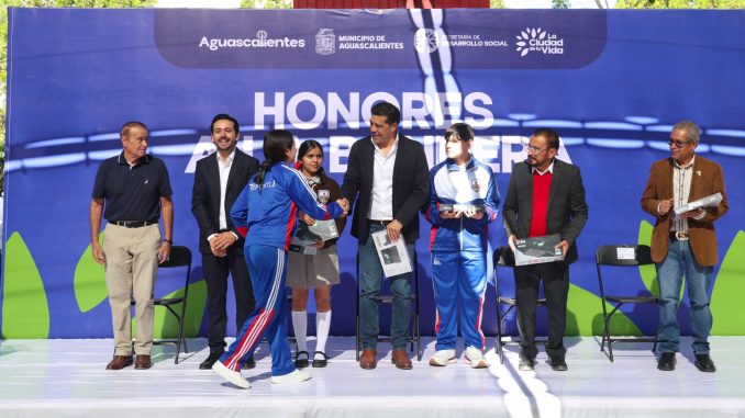 Encabeza Leo Montañez Ceremonia de Honores a la Bandera en la Secundaria Técnica No. 31 “Tepochtli”