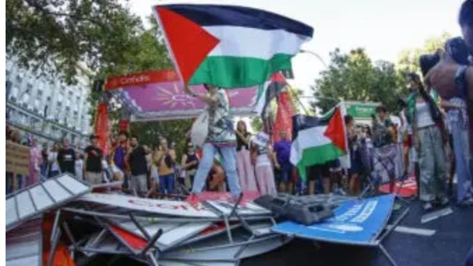 Manifestantes propalestinos obligan a suspender la Vuelta Ciclista a España en Madrid