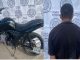 Policías Estatales en coordinación con Preventivos del Mando Coordinado detienen a sujeto a bordo de moto con reporte de robo