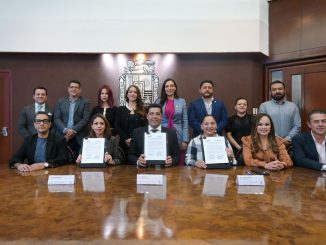 FIRMAN MUNICIPIO DE AGUASCALIENTES E IEE CONVENIO PARA FORTALECER LA PARTICIPACIÓN CIUDADANA 17 septiembre, 2025 Agregar comentario A través de esta alianza se refuerza la democracia y la cultura cívica, así como la participación de la población en sesiones abiertas de Cabildo El presidente municipal, Leo Montañez encabezó la firma de un convenio de colaboración con el Instituto Estatal Electoral de Aguascalientes, para la difusión e implementación de instrumentos de participación ciudadana, que fortalezcan el involucramiento de la población en asuntos públicos y la toma de decisiones. Leo Montañez enfatizó que esta alianza estratégica además de fomentar la cultura cívica y la democracia, fortalecerá ejercicios y programas como el Presupuesto Participativo, en donde la ciudadanía decide qué obras se harán en su comunidad y enriquecerá la participación de la población en sesiones abiertas de Cabildo y otras convocatorias que promueve el Municipio de Aguascalientes. Por su parte, Clara Beatriz Jiménez, consejera presidenta del Consejo General del IEE, mencionó que este acuerdo establece las bases para desarrollar acciones conjuntas, compartir información y coordinar mecanismos que, en apego a la Ley de Participación Ciudadana del Estado de Aguascalientes, promueven de forma permanente la participación activa de la sociedad, para generar además mayor transparencia, confianza y certeza hacia la ciudadanía. Como parte de este compromiso, el IEE pondrá a disposición del Ayuntamiento un sistema de notificaciones que facilita y agiliza la comunicación en los procedimientos relacionados con los instrumentos de participación ciudadana. Asimismo, el Instituto ofrecerá asesorías y capacitaciones en esta materia al personal municipal, así como a los comités ciudadanos ya existentes y a los que estén por conformarse en áreas urbanas y rurales. Estas capacitaciones abarcarán temas de cultura cívica, con el fin de impulsar un ejercicio ciudadano más informado y responsable. En esta firma de convenio efectuada en el salón Presidentes de Palacio Municipal, se contó con la presencia de síndicos y regidores del H. Ayuntamientos y consejeros del IEE.
