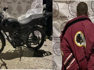 Policías Estatales recuperan motocicleta robada y detienen a presunto responsable durante la madrugada de este sábado en Paseos del Sur
