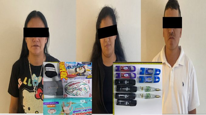 Policía Municipal detiene a tres personas por robo en tienda de autoservicio