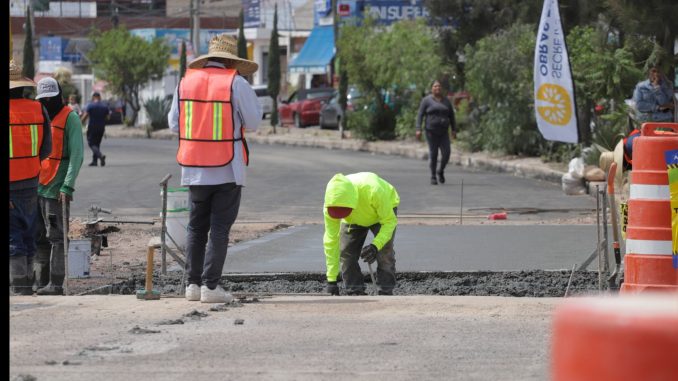 Supervisa Leo Montañez rehabilitación en Av. Valle de los Romero
