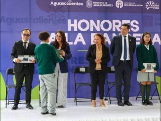 Leo Montañez rinde Honores a la bandera en la Escuela Secundaria General No. 45