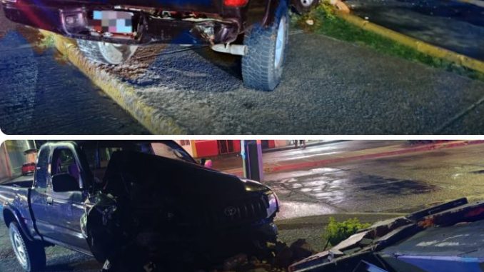 Policía Vial atiende choque de vehículo contra muro con medidores eléctricos en el fraccionamiento Olivares Santana