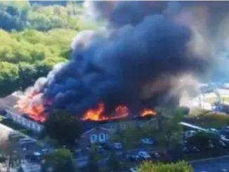 Tiroteo en iglesia: dos muertos, 10 heridos e incendio del templo | Estados Unidos