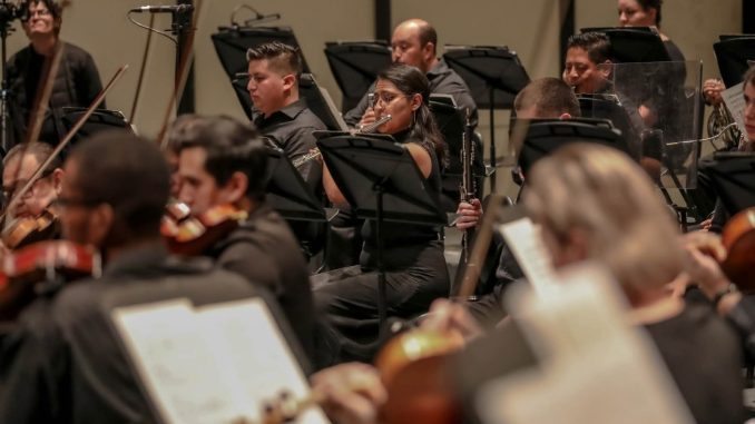 Asiste al Concierto Especial "Valses, Polcas y Marchas" de la Orquesta Sinfónica de Aguascalientes en el Complejo Ferrocarrilero Tres Centurias