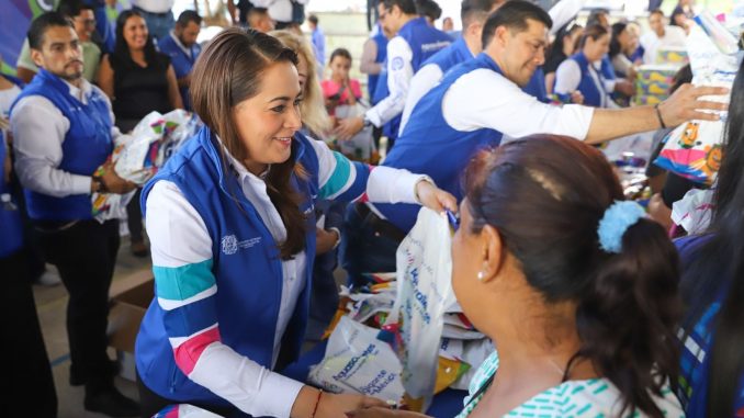 Gobernadora Tere Jiménez entrega útiles escolares, mochilas, zapatos y tenis a Niñas y Niños del Morelos I