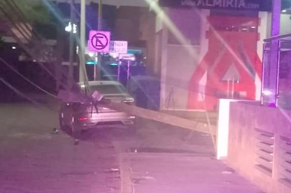 Policía Vial atiende accidente contra poste en el fraccionamiento Calicantos