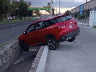 Policía Vial atiende choque contra objeto fijo en Av. Aguascalientes