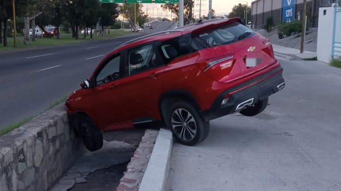 Policía Vial atiende choque contra objeto fijo en Av. Aguascalientes