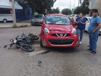 Policía Vial atiende choque desigual entre motocicleta y automovil en el fraccionamiento La Gremial dejando un lesionado