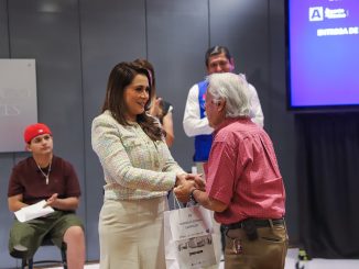 Apoyos que cambian vidas; Tere y Aurora Jiménez entregan prótesis y auxiliares auditivos a personas con discapacidad