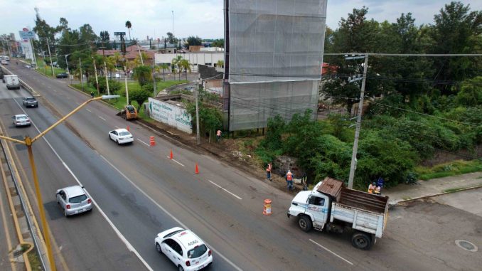 Inicia Secretaría de Obras Públicas construcción de banquetas y guarniciones en el Boulevard a Zacatecas