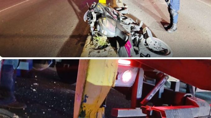 Motociclista fue asistido por la Policía Vial tras impactarse contra un poste frente al fraccionamiento Las Viñas