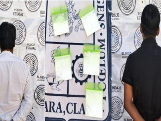 Policías Estatales detienen a dos sujetos que tenían en su poder envoltorios con sustancia granulada al parecer cristal