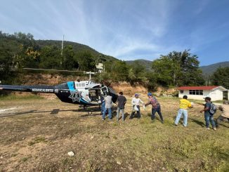Helicóptero Halcón 1 de la Policía Municipal ayuda a trasladar víveres a comunidades afectadas por las inundaciones