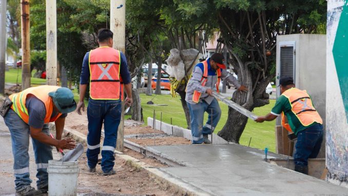 Promueve Municipio la construcción de Banquetas amplias para mejorar la movilidad peatonal