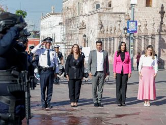 Encabeza Leo Montañez izamiento de Bandera por el 450 Aniversario de la Ciudad