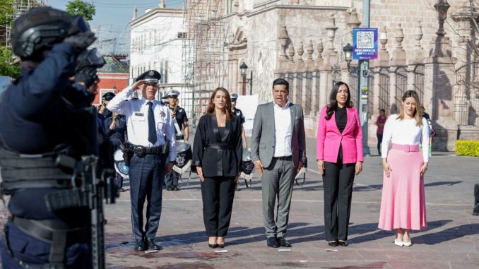 Encabeza Leo Montañez izamiento de Bandera por el 450 Aniversario de la Ciudad