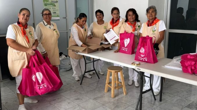 Prepara Voluntariado IMSS Aguascalientes kits con prótesis de mama para caminata