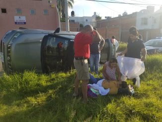 Policía Vial asiste accidente de tránsito tipo volcadura que dejó una lesionada en Villas de la Cantera