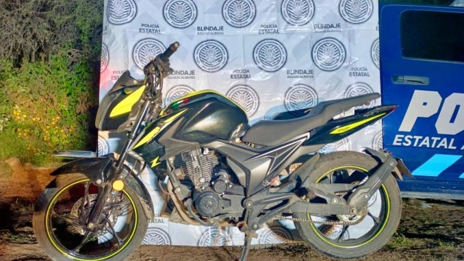 Policías Estatales y Preventivos del Municipio en El Llano recuperan motocicleta con reporte de robo vigente
