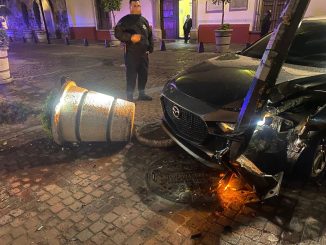 Policía Vial asiste accidente de tránsito contra objetos fijos en el centro de la ciudad