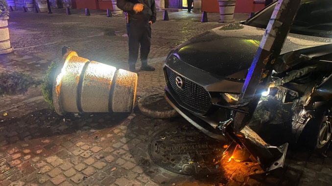 Policía Vial asiste accidente de tránsito contra objetos fijos en el centro de la ciudad